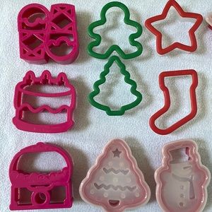 Cookie cutters, sandwich cutters, cupcake corers, pastry cutters assort total 34